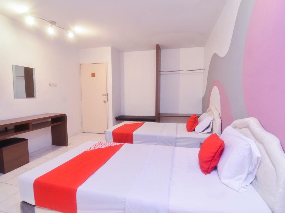 Oyo 44034 Furama Lodging House Кучінг Екстер'єр фото